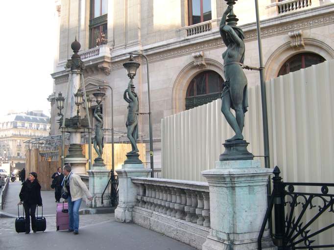  statues de jeunes femmes lampadaires dénudées, Opéra